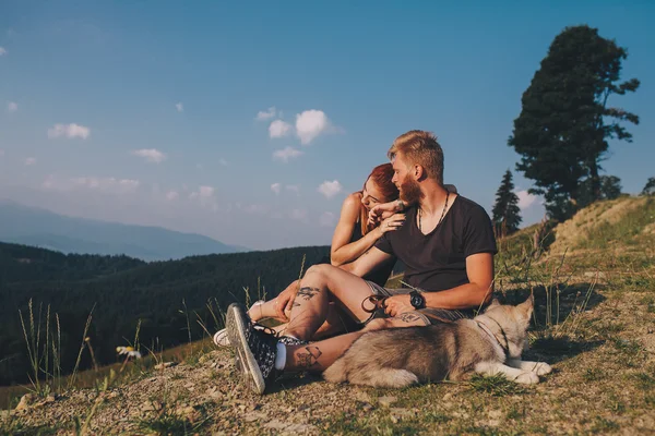 Foto de um casal nas montanhas — Fotografia de Stock