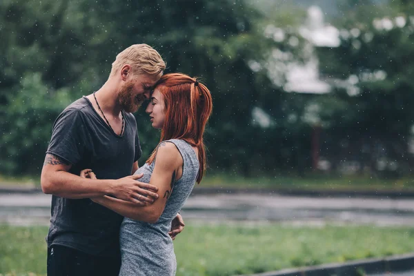 Το όμορφο ζευγάρι αγκαλιάζει στη βροχή — Φωτογραφία Αρχείου