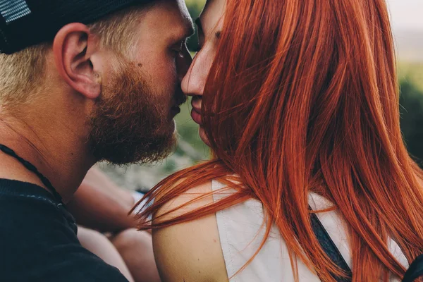 Foto de una pareja en las montañas — Foto de Stock