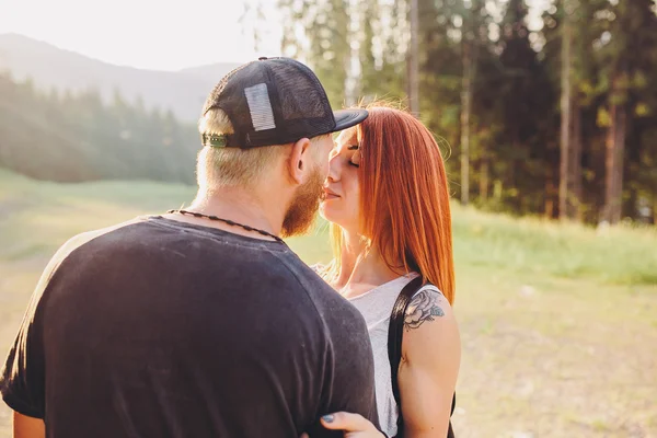 Photo beautiful couple in the mountains — Stock Photo, Image
