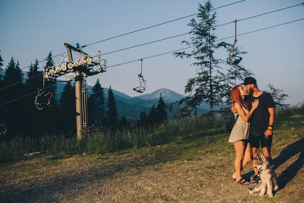 Photo beautiful couple in the mountains — Stock Photo, Image