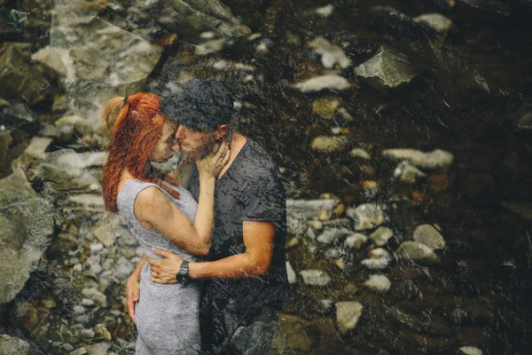 Hermosa pareja en el fondo del bosque — Foto de Stock