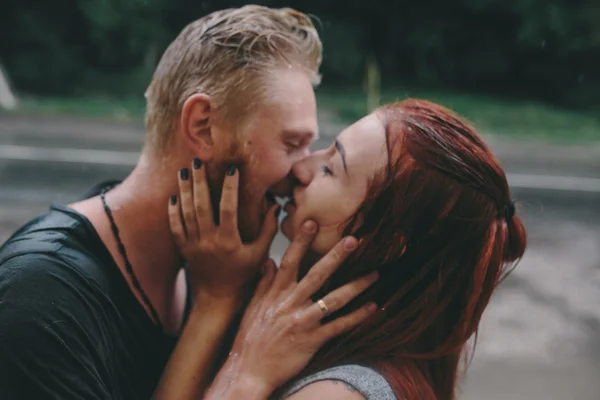 Bella coppia baci sotto la pioggia — Foto Stock