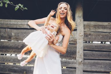 küçük kızı ile oynarken annesi