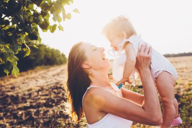 küçük kızı ile oynarken annesi