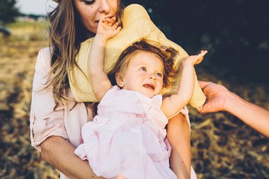 Anne ve kızı birlikte açık havada