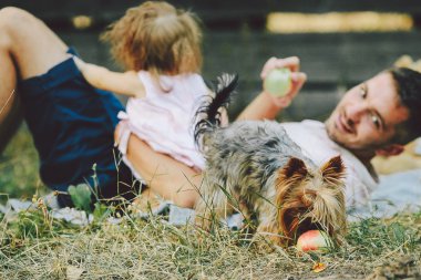Park'ın bahçesinde mutlu aile