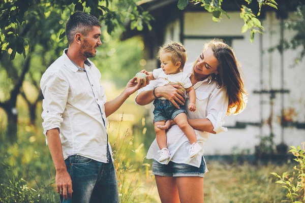 Aileler yaz bahçesinde bir çocukla — Stok fotoğraf