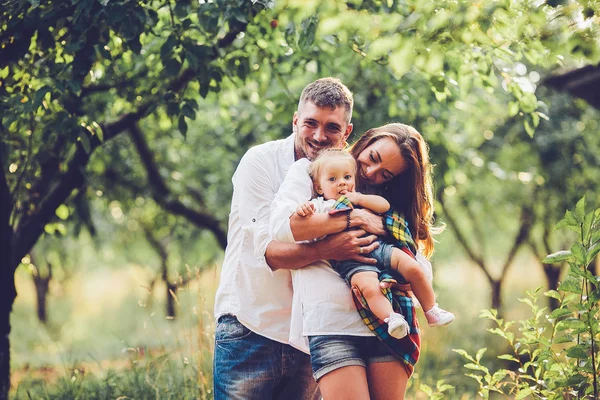 Pai, mãe e menina na fazenda — Fotografia de Stock