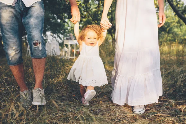 Genç aile bahçede yürüyüş