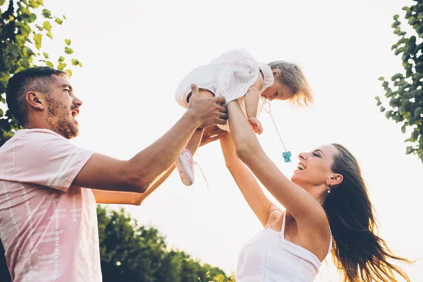 Genitori e bambini che trascorrono del tempo — Foto Stock