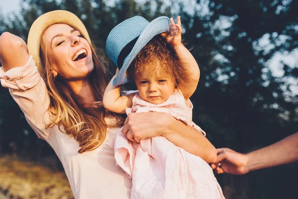 Mãe e filha juntas ao ar livre — Fotografia de Stock