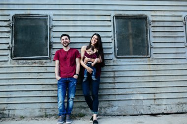 genç bir çocuk ile aile