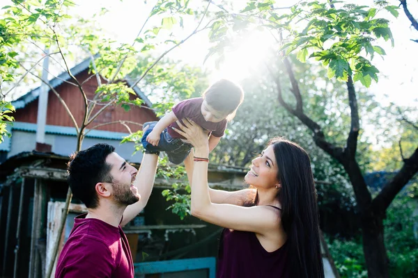 Giovane famiglia con un bambino sulla natura — Foto Stock