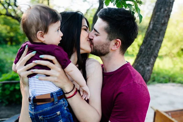 Giovane famiglia con un bambino sulla natura — Foto Stock