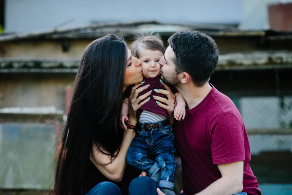 Giovane famiglia con un bambino sulla natura — Foto Stock