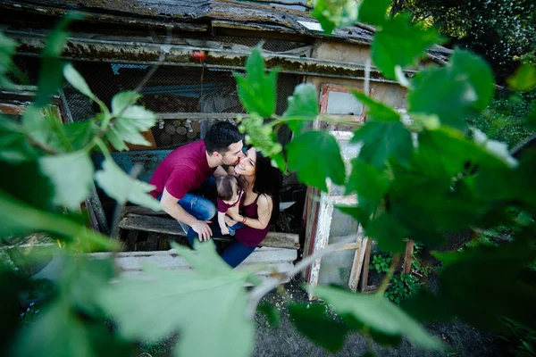 Jovem família com uma criança na natureza — Fotografia de Stock