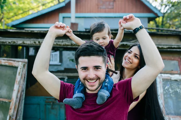 Jeune famille avec un enfant sur la nature — Photo