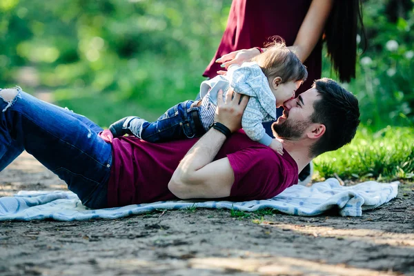 Giovane famiglia con un bambino sulla natura — Foto Stock