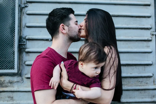 Mladá rodina s dítětem — Stock fotografie