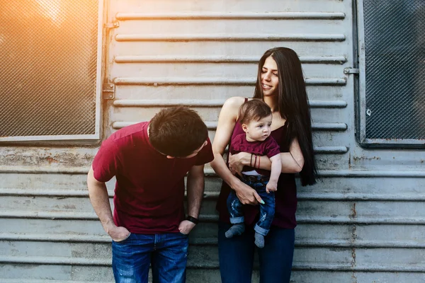 Ung familj med ett barn — Stockfoto