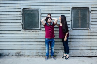 genç bir çocuk ile aile