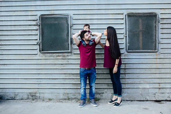 Família jovem com uma criança — Fotografia de Stock