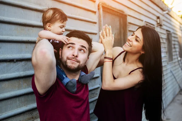 Famiglia giovane con un bambino — Foto Stock