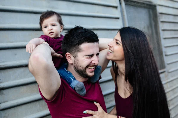 Familia joven con un niño — Foto de Stock