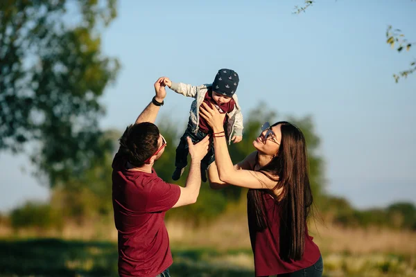 Ung familj med ett barn på natur — Stockfoto