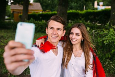 Güzel genç çift selfie yapar