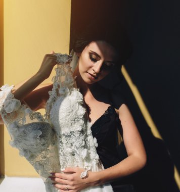 oturan gelin gelinlik tutar