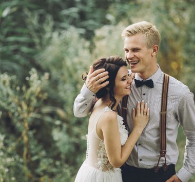 Yavaşça kucaklayan onun gelin damat