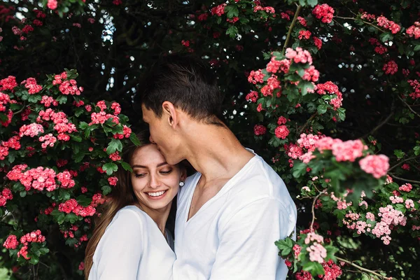 Jeune couple heureux amoureux en plein air — Photo