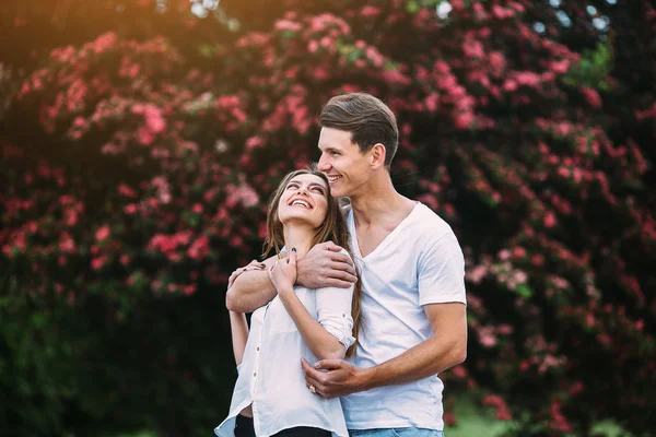 Jonge gelukkige paar verliefd buitenshuis — Stockfoto