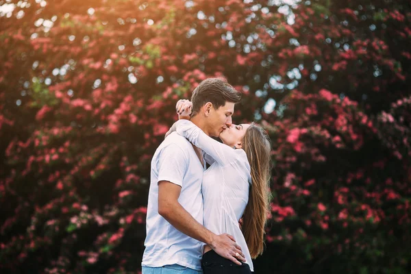 Jovem casal feliz no amor ao ar livre — Fotografia de Stock