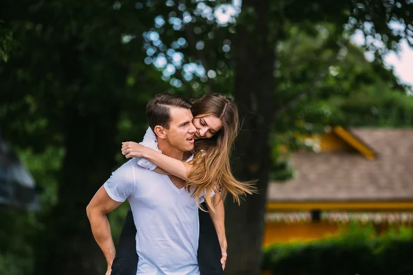 Jeune homme et femme brune adulte dans le parc — Photo