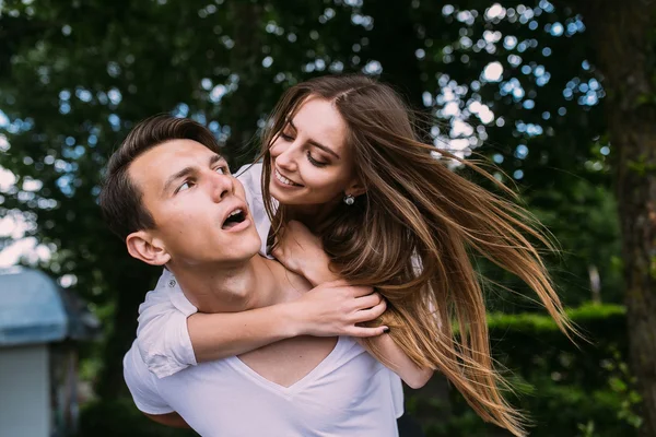 Junge erwachsene Brünette Mann und Frau im Park — Stockfoto