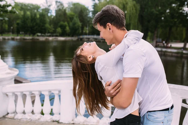 Guy abrazando a su novia —  Fotos de Stock