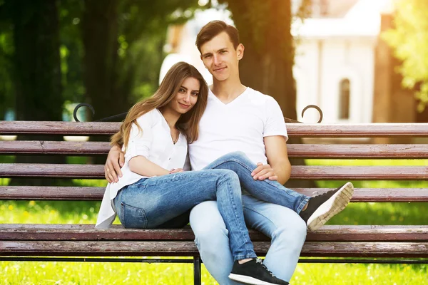Muž a žena na lavičce v parku — Stock fotografie