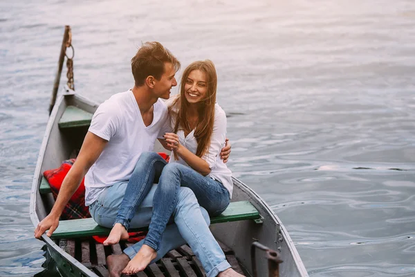 Couple in boat — Stock Photo, Image