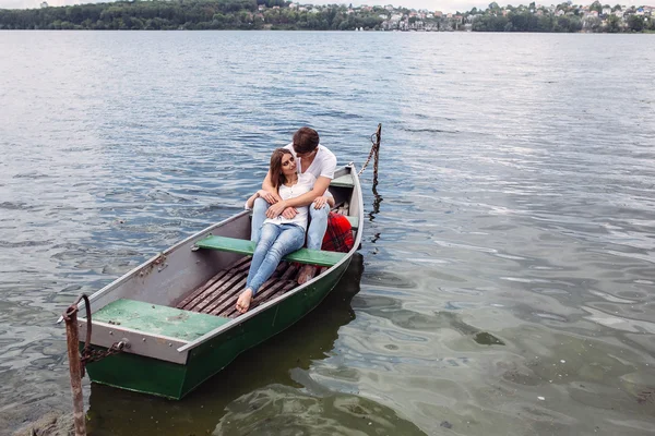 Casal em barco — Fotografia de Stock