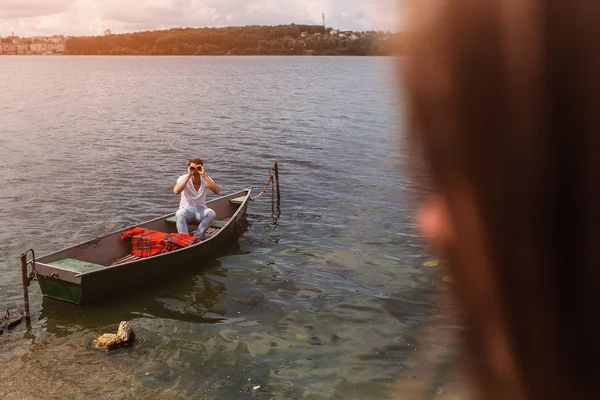 Casal no lago — Fotografia de Stock