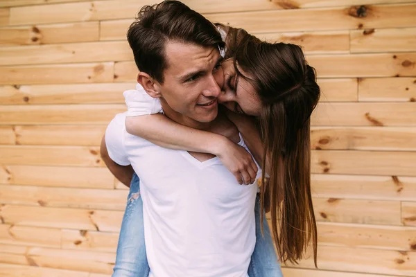 Couple posant sur un fond de mur en bois — Photo