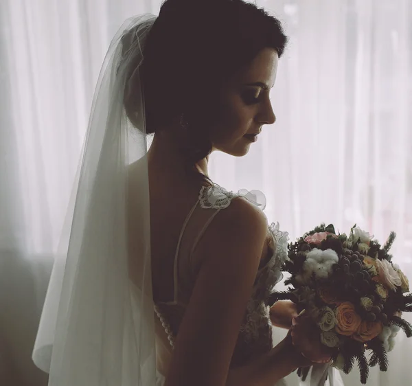 Sposa posa in una grande finestra — Foto Stock