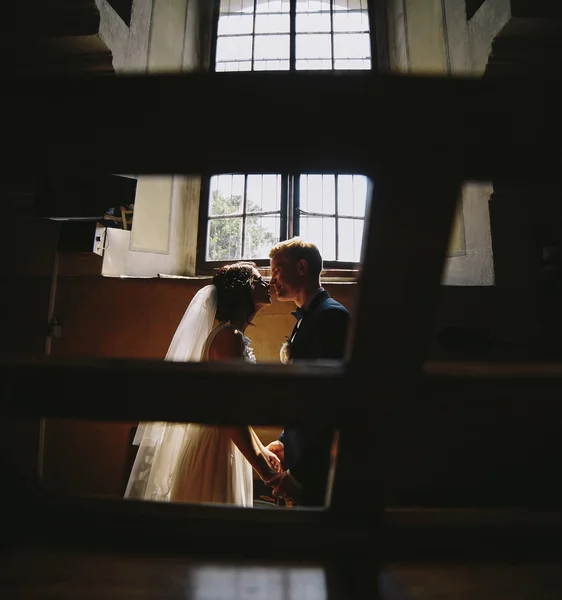 Novia y novio en el fondo de una ventana . — Foto de Stock