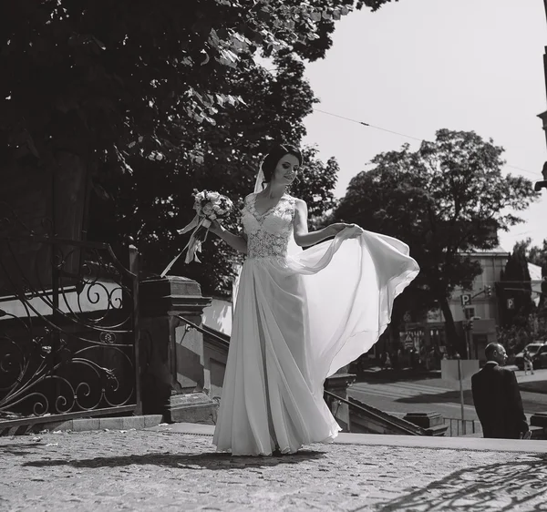 市内でポーズの花嫁 — ストック写真