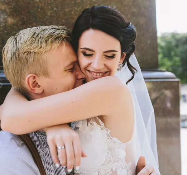 Casamento casal sentado em um banco de pedra — Fotografia de Stock