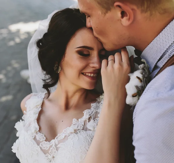 Bruden och brudgummen ha kul — Stockfoto