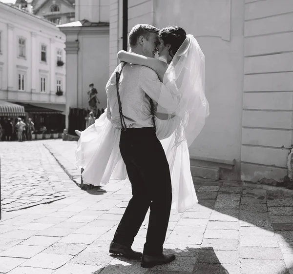 Novio lleva novia en sus brazos —  Fotos de Stock